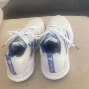 Tennis shoes for teenagers for Volleyball in high school